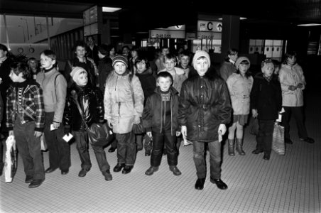 Poolse kinderen op Schiphol voor vertrek naar Polen na vakantie in Nederland en , Bestanddeelnr 932-0271