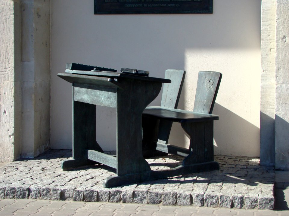 Pomnik ławki szkolnej 01