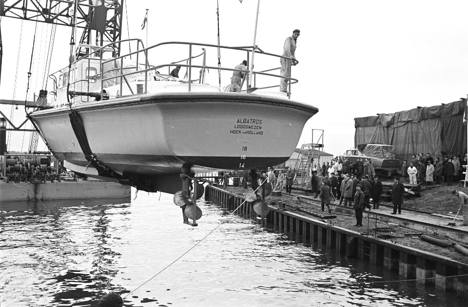 Polyester loodsboot de Albatros te water gelaten op de werf van Van der Giessen , Bestanddeelnr 916-0482