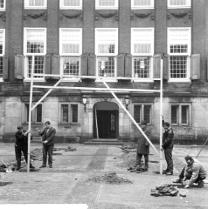 Poort van Amsterdamse Stadhuis, tot aan ingang over Prinsenhof wordt een pergola, Bestanddeelnr 918-8206