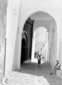 Poort en straatbeeld in Tanger, Bestanddeelnr 191-0180
