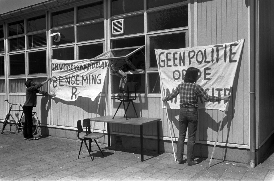 Politicologisch Instituut te Nijmegen bezet, studenten klimmen door raam, Bestanddeelnr 926-4158