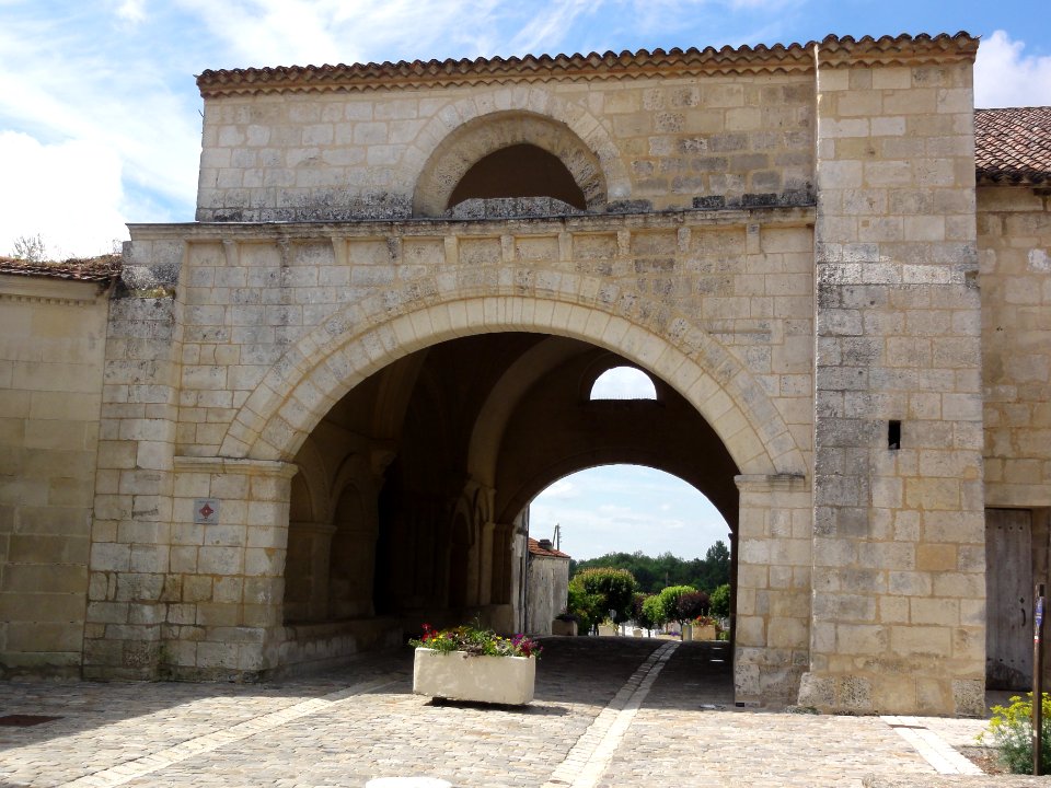 Pons (Charente-Maritime) ancien hôpital des pèlerins, porche