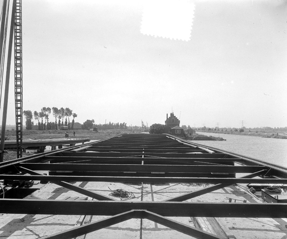 Pont op rails bij Nieuwersluis (Utrecht) in Merwedekanaal, Bestanddeelnr 905-8117