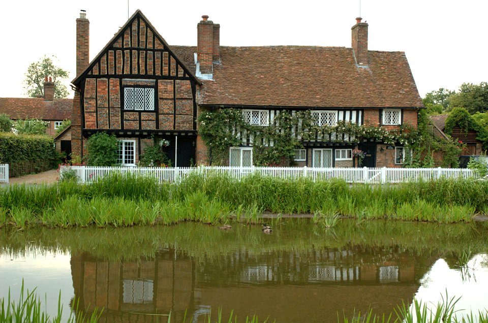 Pond-and-cottage-Aldbury-20060629-022