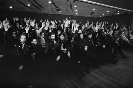 Politiemensen tijdens de protestvergadering in uniform, Bestanddeelnr 931-8462