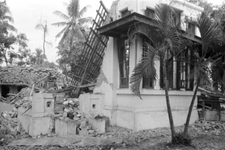 Politioneel optreden. Krawang-sector 23-7-1947. Onder de vele te Tjikampek door , Bestanddeelnr 273-2-4