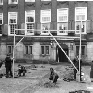 Poort van Amsterdamse Stadhuis, tot aan ingang over Prinsenhof wordt een pergola, Bestanddeelnr 918-8207