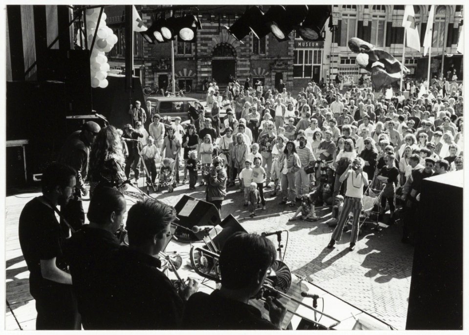 Popmuziek voor het Rode Kruis i.v.m. het 125-jarig bestaan van het Haarlemse Rode Kruis. NL-HlmNHA 54034140