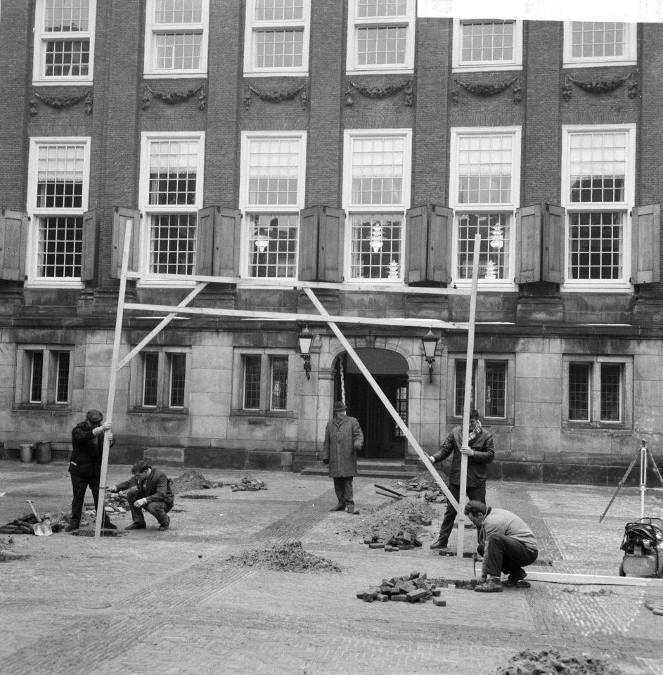 Poort van Amsterdamse Stadhuis, tot aan ingang over Prinsenhof wordt een pergola, Bestanddeelnr 918-8208