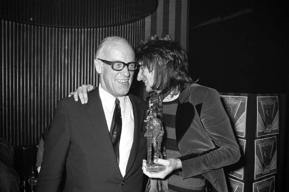 Popsinger Rod Stewart krijgt gouden LPs, Edison en Oscar in Hilton Amsterdam, Bestanddeelnr 925-1086