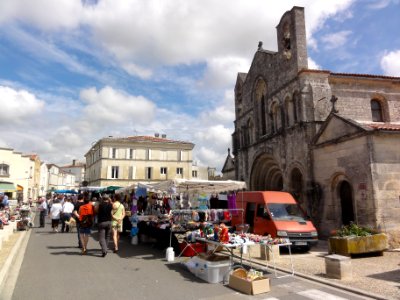 Pons (Charente-Maritime) marché-brocante devant l'église Saint-Vivien PA00104845