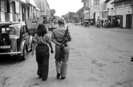 Politioneel optreden. Batavia Het stadsbeeld is zo rustig, alleen de militairen, Bestanddeelnr 4025