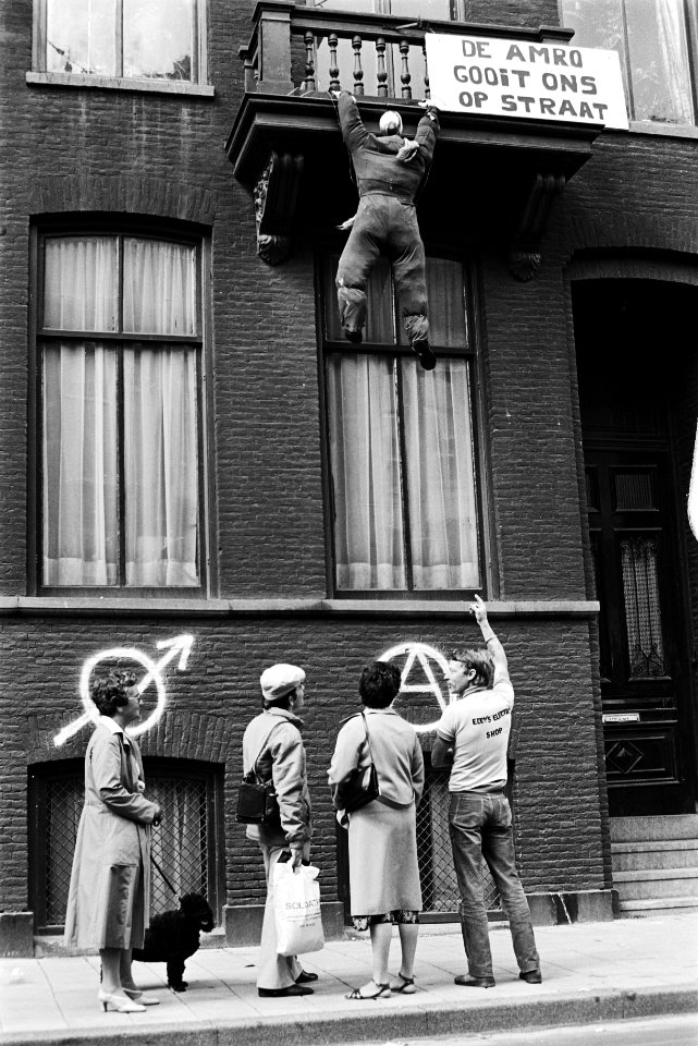 Pop aan balkon kraakpand in Amsterdam ivm dreigende uitzetting, Bestanddeelnr 930-9300