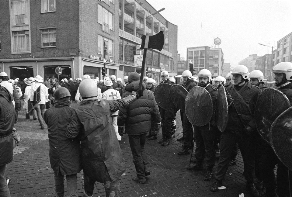 Politie heeft einde gemaakt aan kraakaktie Nijmegen, m.b. tankdozers en 2000 man personeel, ME met op achtergrond, Bestanddeelnr 931-3385