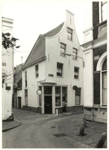 Poppenzaak Libza van Jan Vorrink, Lange Margarethastraat 48hoek Ursulastraat. NL-HlmNHA 54015343