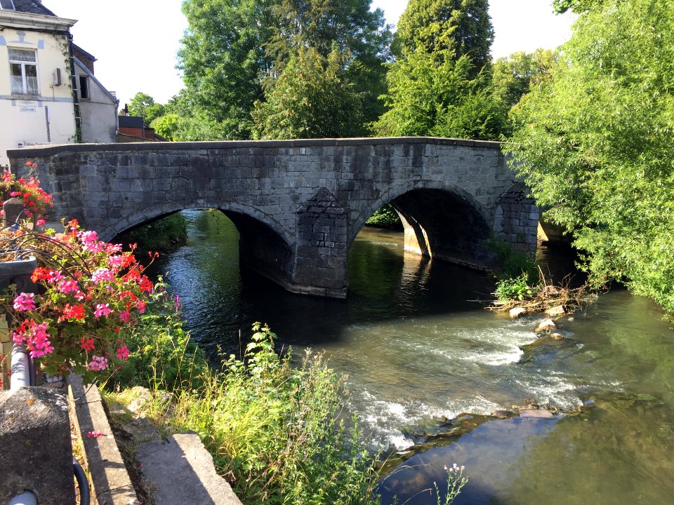 Pont sur l'Eau d'Heure vers le château d'Ham-sur-Heure (Chemin d'Outre Heure)