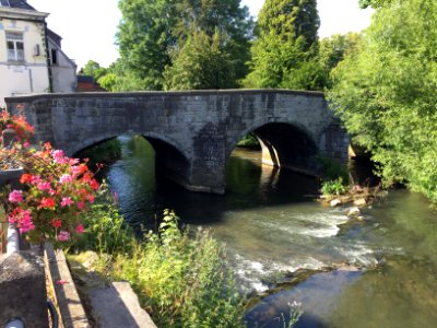 Pont sur l'Eau d'Heure vers le château d'Ham-sur-Heure (Chemin d'Outre Heure)