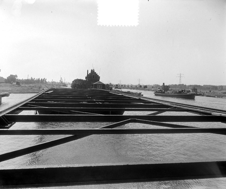 Pont op rails bij Nieuwersluis (Utrecht) in Merwedekanaal, Bestanddeelnr 905-8116