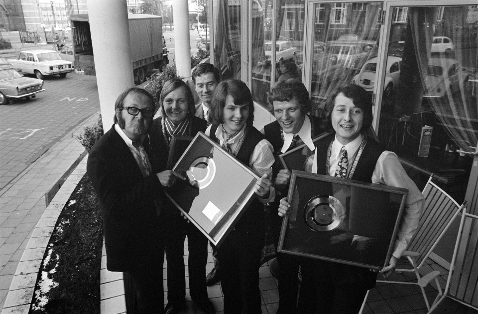 Popgroep The Shuffles ontvangt gouden plaat voor Cha la la, I need you in hote, Bestanddeelnr 923-2523
