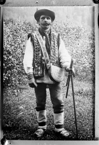 Poolse boer in traditionele kleding in de oostelijke Karpaten Reproductie van f, Bestanddeelnr 190-1009 photo