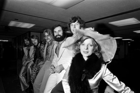 Popgroep Teach in van Schiphol naar Stockholm voor Eurovisie Songfestival, Bestanddeelnr 927-8106