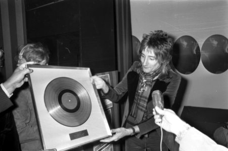 Popsinger Rod Stewart krijgt gouden LPs, Edison en Oscar in Hilton Amsterdam, Bestanddeelnr 925-1084