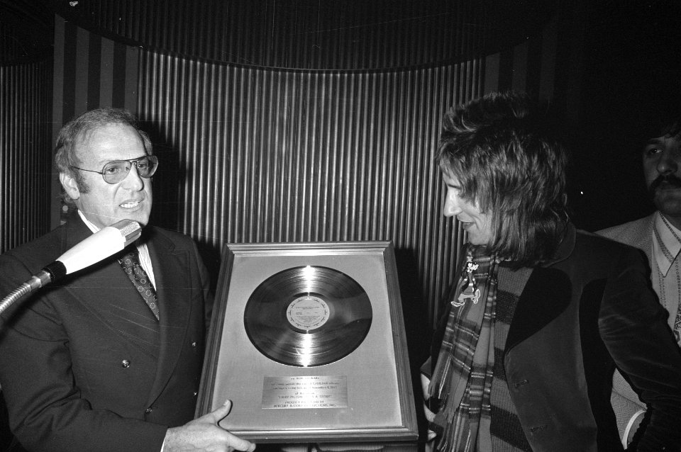 Popsinger Rod Stewart krijgt gouden LPs, Edison en Oscar in Hilton Amsterdam, Bestanddeelnr 925-1087
