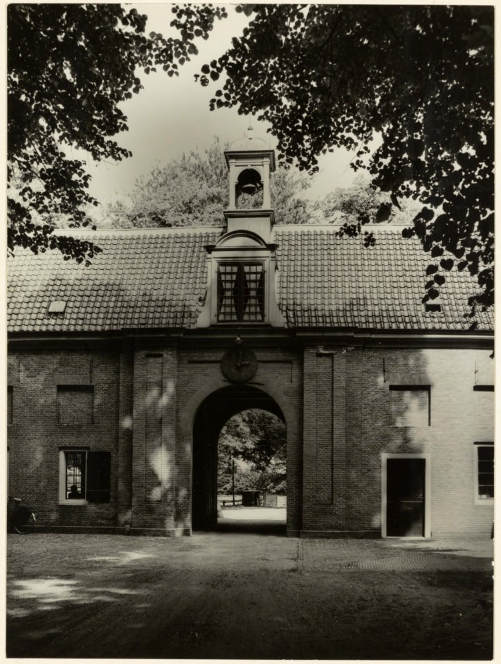 Poortgebouw van Elswout, achterzijde, ziende vanaf het landgoed naar het noordoosten. NL-HlmNHA 54005456