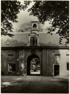 Poortgebouw van Elswout, achterzijde, ziende vanaf het landgoed naar het noordoosten. NL-HlmNHA 54005456