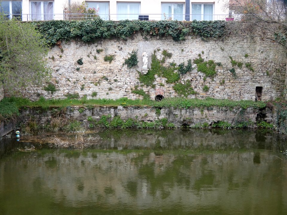 Pommiers - Chemin de Pommerieux - Statue au-dessus d'un plan d'eau 01