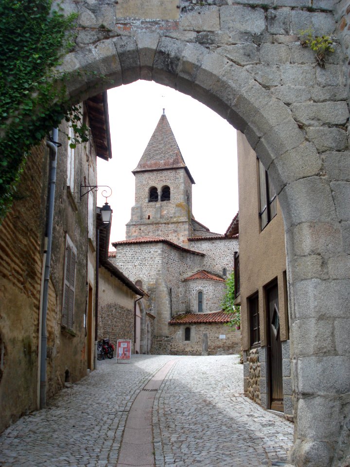 Pommiers (Loire, Fr), porte de ville et tour de l'église
