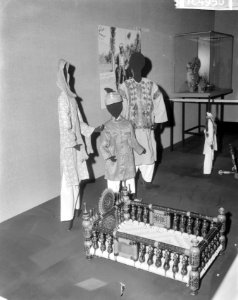 Poppen die de dagelijkse kleding tonen, Bestanddeelnr 918-4950