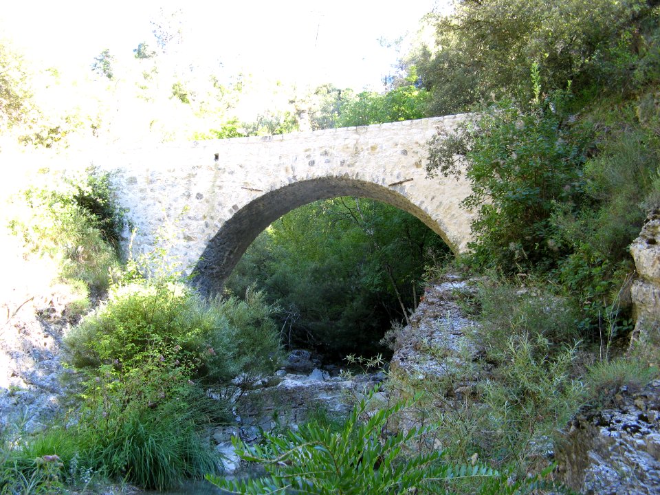 Pont romain de Virounours Commune de Peille (vue de dessous)