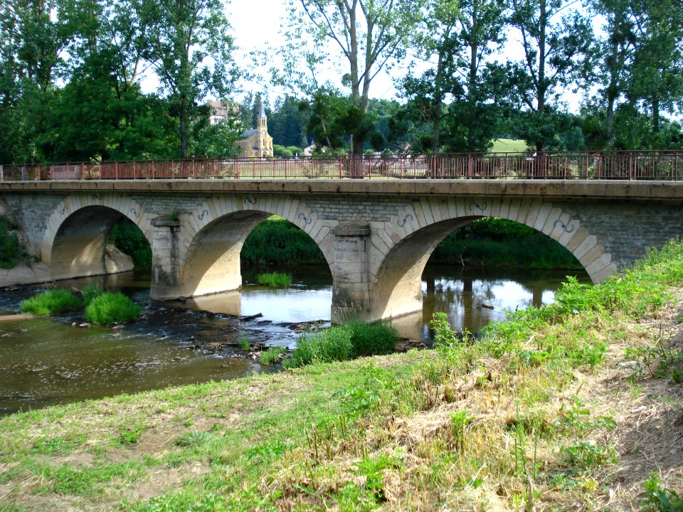 Pont sur l'Arconce et église de Lugny-lès-Charolles