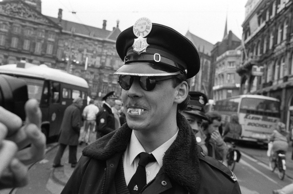 Politie in Amsterdam protesteert tegen regeringsbeleid op de Dam demonstratieve, Bestanddeelnr 934-3549