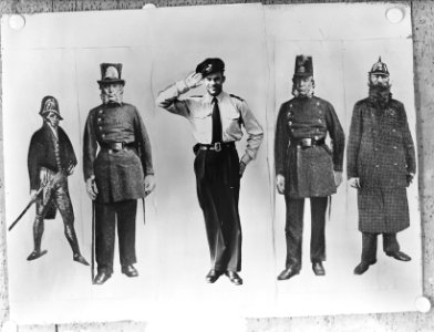 Politie in zomeruniform met oude uniformdracht, Bestanddeelnr 906-4591
