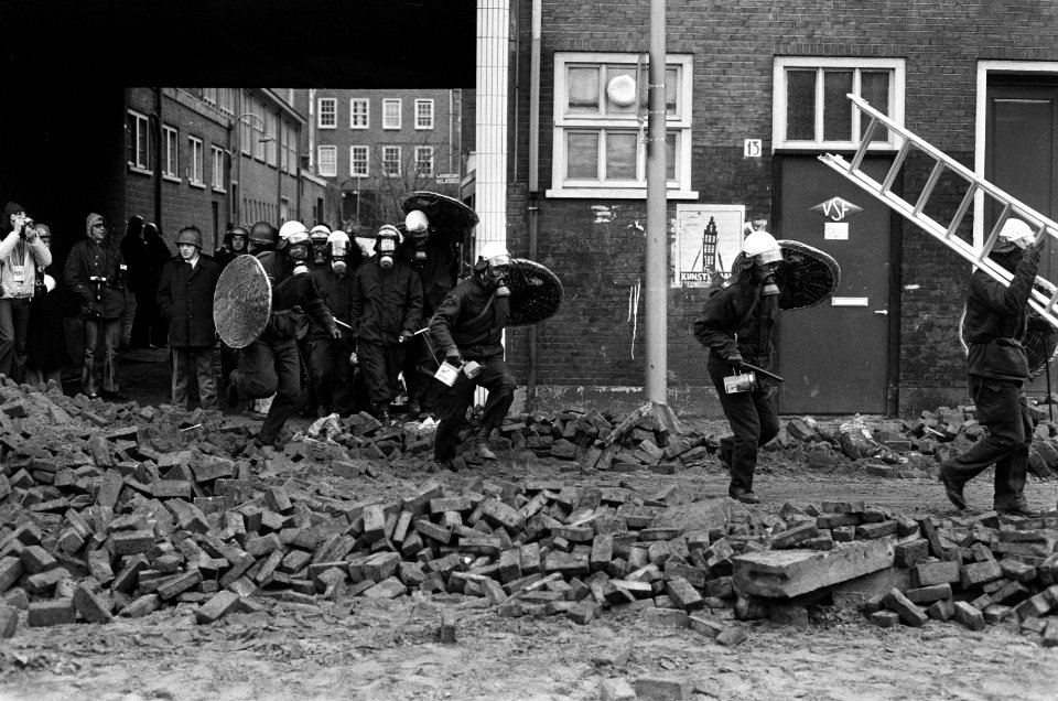 Politie onruimt panden in Nieuwmarktbuurt politie bij bezette panden, Bestanddeelnr 927-8603