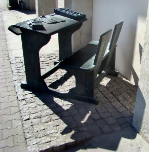 Pomnik ławki szkolnej 04