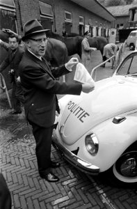 Politie nu 6x2. Burgemeester Samkalden plakt nieuwe alarmnummer op auto, Bestanddeelnr 921-3396