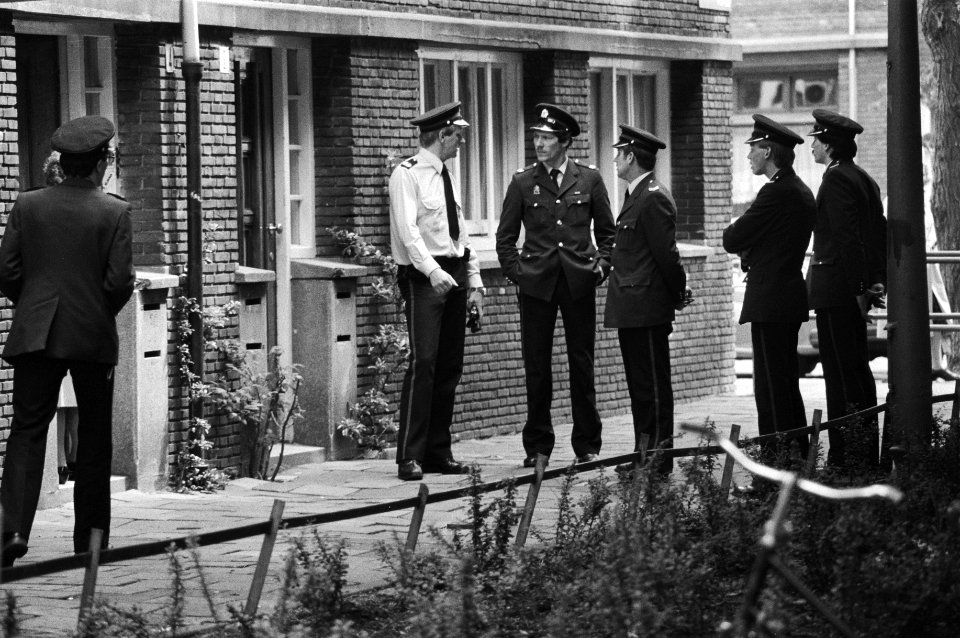 Politie met de platte pet bij gekraakte etage in Amsterdam, Bestanddeelnr 932-5926
