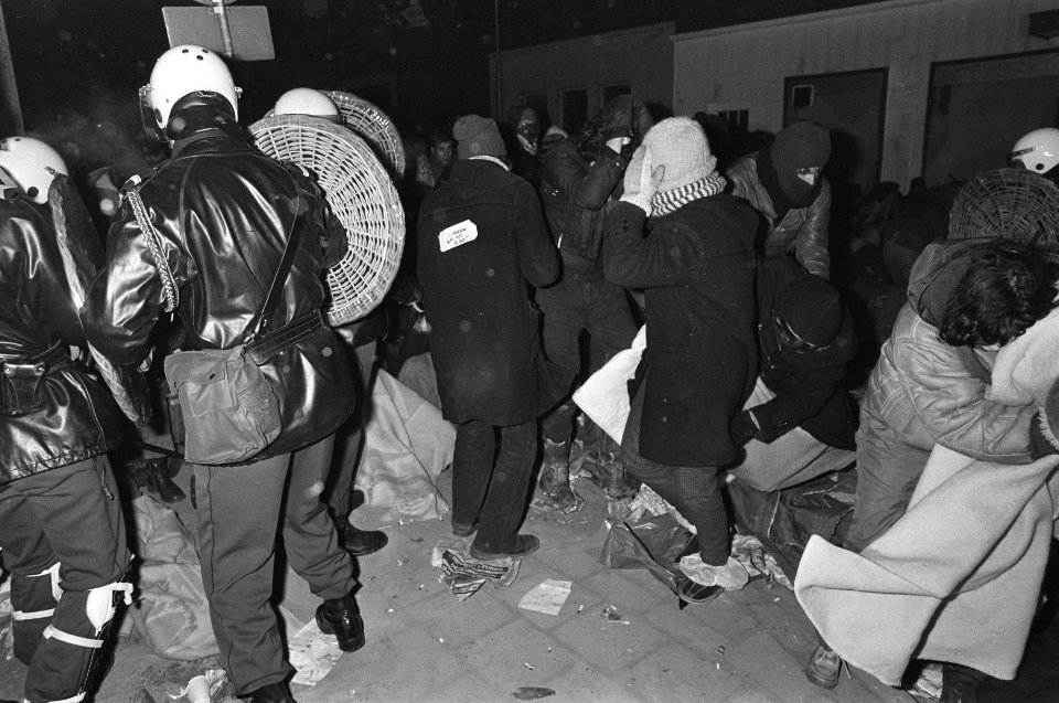 Politie heeft einde gemaakt aan kraakaktie Nijmegen, m.b. tankdozers en 2000 man personeel, krakers geven zich over, Bestanddeelnr 931-3384