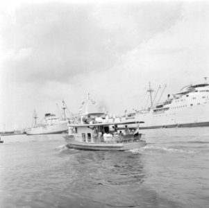 Pont met het koninklijk gezelschap in het Schottegat bij Willemstad, Bestanddeelnr 252-3777