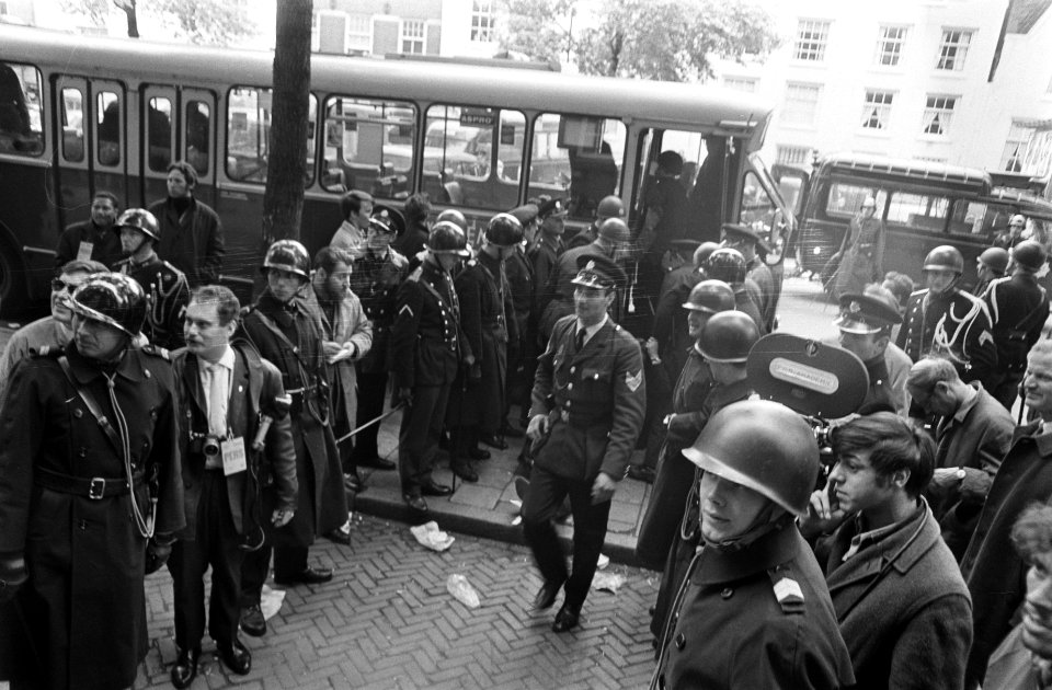 Politie voert studenten uit Maagdenhuis, Amsterdam af bezetter wordt buiten naar, Bestanddeelnr 922-4434