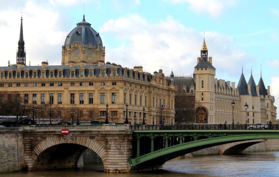 Pont Notre Dame et vue sur la Conciergerie
