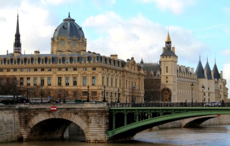 Pont Notre Dame et vue sur la Conciergerie