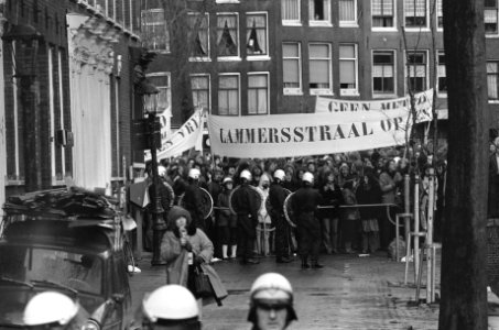 Politie onruimt panden in Nieuwmarktbuurt kleine demonstratie langs afgezette b, Bestanddeelnr 927-8600