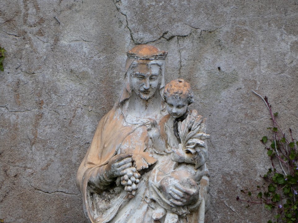 Pommiers - Chemin de Pommerieux - Statue au-dessus d'un plan d'eau 03