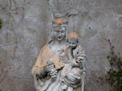 Pommiers - Chemin de Pommerieux - Statue au-dessus d'un plan d'eau 03