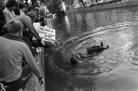 Pop in het water bij het stadhuis die door één van de demonstranten gered word, Bestanddeelnr 932-3367
